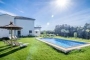 Jardines llanos y zona de piscina 